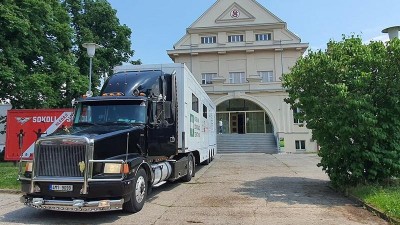 Očkovací kamion před budovou Sokola. Foto: Pardubický kraj