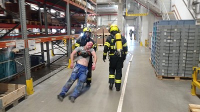 Dva muži zůstali v hořící hale, zachraňovali je hasiči během svého cvičení