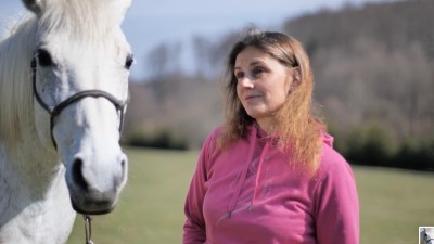 Čin hodný ocenění: Rozsáhlé pátrání po zmateném seniorovi. Našla ho však místní obyvatelka se svojí kobylkou as psem