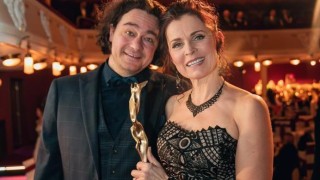 Ladislav Špiner a Petra Janečková s cenou pro nejoblíbenější herce VČD, foto Jiří Sejkora, zdroj VČD Pardubice