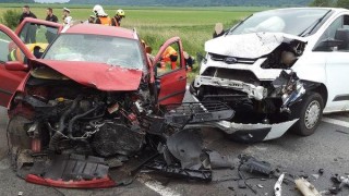 V Damníkově se střetla tři auta, v Lukavici a v Bohuňovicích skončila auta koly vzhůru a ve Svitavách boural cyklista s autem