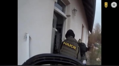 VIDEO: Policie zadržela čtrnáct lidí podezřelých ze závažné drogové trestné činnosti