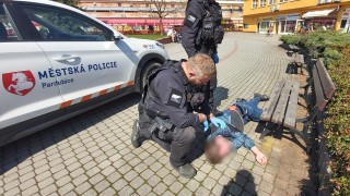 Člověka v bezvědomí zachraňovali pardubičtí strážníci. Foto: MP Pardubice