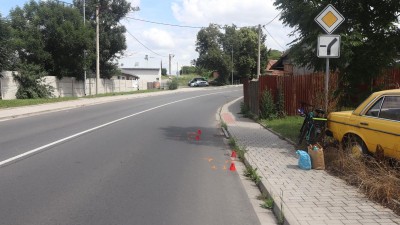 Nebyli jste svědky pádu cyklisty na silnici v Podlažicích?
