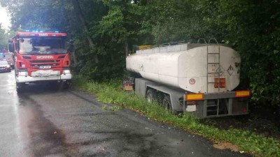 Obrazem: Nákladní auto se střetlo s cisternou, cisterna vylétla až do příkopu