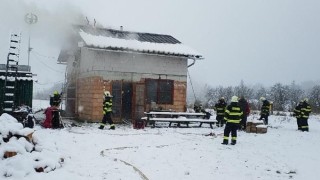 Plameny poničily celý krov i střechu rozestavěného rodinného domu