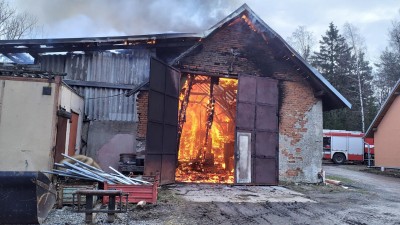 Deset jednotek hasičů spěchalo k požáru dílny, jeden zaměstnanec byl zraněn, při požáru zemřela zvířata