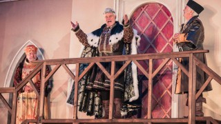 V květnu už derniéra, pokud jste ještě neviděli Noc na Karlštejně pod širým nebem pod Kunětickou horou, spěchejte