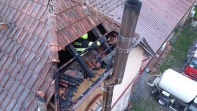 Oheň zachvátil střechu ubytovny v Chrudimi okolo komína, byl zřejmě špatně postavený