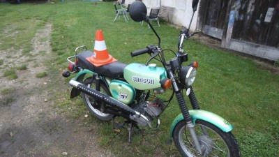 Řidič zeleného motocyklu skončil v příkopě. Hledají se svědci nehody