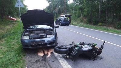 Vážná nehoda na frekventovaném silničním tahu u obce Libáň, auto tam smetlo motorku