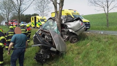 Tragická nehodu u Českých Heřmanic. Cestující v autě náraz nepřežili, vůz se doslova omotal kolem stromu