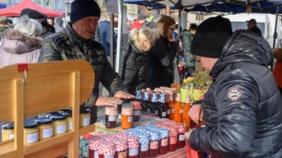 Zeleninu z rodinné farmy, jablka a hrušky ze sadů a spoustu dobrot pořídíte na farmářských trzích