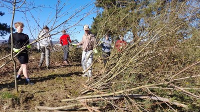 Gymnazist&eacute; pomohli s obnovou lokality Pahorek u n&aacute;draž&iacute;
