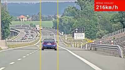 Řidič v bavoráku to svištěl po dálnici přes dvě stě