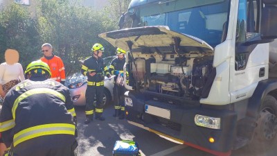 První školní den v Pardubicích nezačal šťastně, Na Drážce náklaďák srazil školačku