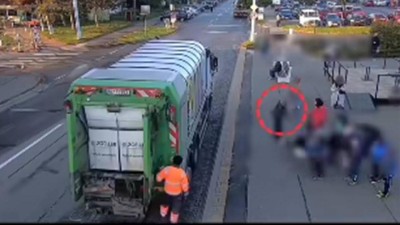 Zfetovaný agresor napadl učitelku s malými dětmi. Vidělo to několik dospělých, ale pomohl jí až hrdina ze stupačky popelářského vozu