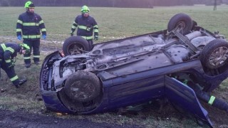 Auto vyletělo ze silnice a převrátilo se na střechu. Uvnitř zůstala žena s dítětem