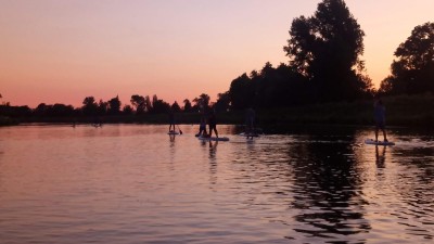 Zakončete den netradičně, zkuste večerní plavbu na paddleboardu