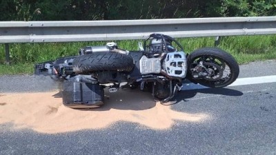 Vážné zranění utrpěl motorkář při nehodě v Borušově. Nehoda uzavřela silnici, na místě přistával vrtulník