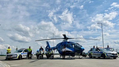 VIDEO: Policisté nasadili na piráty silnic i vrtulník