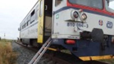 V Moravanech došlo ke srážce osobního vlaku s automobilem. Řidička utrpěla zranění, tři cestující museli být z vlaku evakuováni
