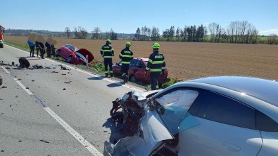 Nehoda tří aut včetně elektromobilu uzavřela silnici I/17. Jeden z účastníků zůstal ve voze zaklíněn