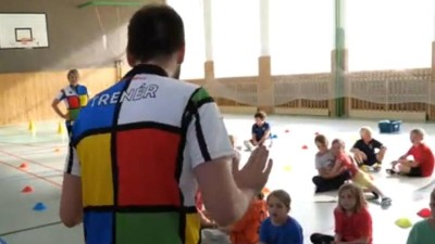 VIDEO: Do jedenácti základních škol v Pardubicích za dětmi docházejí profesionální trenéři
