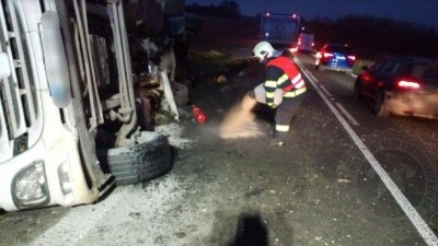 Kamion se převrátil na bok, u dopravní nehody zasahují hasiči