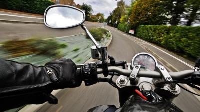 VIDEO: Jeden i přes karamabol začal utíkat, druhý skončil v kotrmelcích. Policisté během 24 hodin pronásledovali dva motorkáře