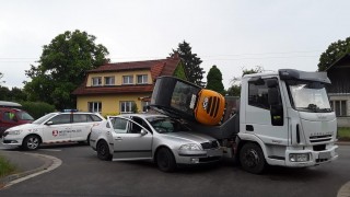 FOTO: Bagr spadl z náklaďáku přímo na osobní auto