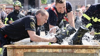 Obrazem: Jak končí kariéra hasiče? Pořádnou koupačkou