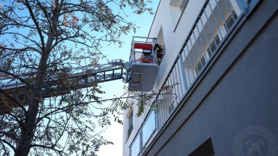 Maminka zůstala odříznutá od malého synka. Další dítko zavřelo za maminkou, co šla na balkon, dveře, a pak vzalo do rukou nůžky