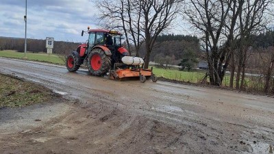 Staví dálnici, ale všechny okolní silnice jsou díky nim zabahněné. Co s tím?