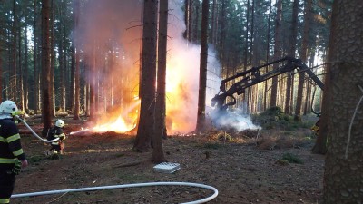 Na Svitavsku zasahovali hasiči v lese, kde do&scaron;lo k pož&aacute;ru pracovn&iacute;ho stroje