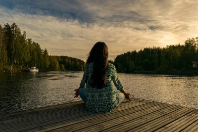 Letní oslava přítomnosti ve vile Sklenářka s mindfulness, jógou a lidmi na stejné vlně