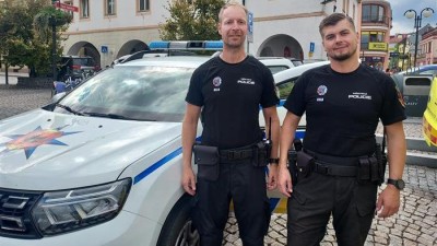 Strážníci Miroslav a Vít zachránili život ženě, která zkolabovala v pečovatelském domě