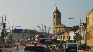 FOTO: Hasiči z Pardubického kraje dorazili do tornádem zasažených oblastí na Moravě