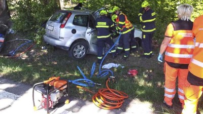 Dva lidé zemřeli v autě, které narazilo do stromu