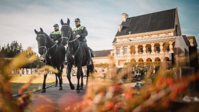 Před námi je dušičkový víkend, strážníci posílí hlídky v okolí hřbitovů