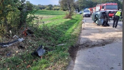 Auto vylétlo ze silnice. narazilo do stromu a skončilo převrácené na boku mezi obcí Slatiňany a Kunčím
