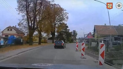 VIDEO: Pořádně šlápnout na plyn a klidně jet do protisměru. Silniční pirát ujížděl policii