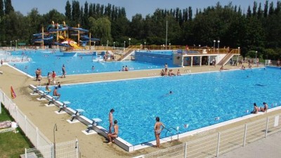 Dnes se tu ještě vykoupat nemůžete. Otevření koupaliště Cihelna se posouvá