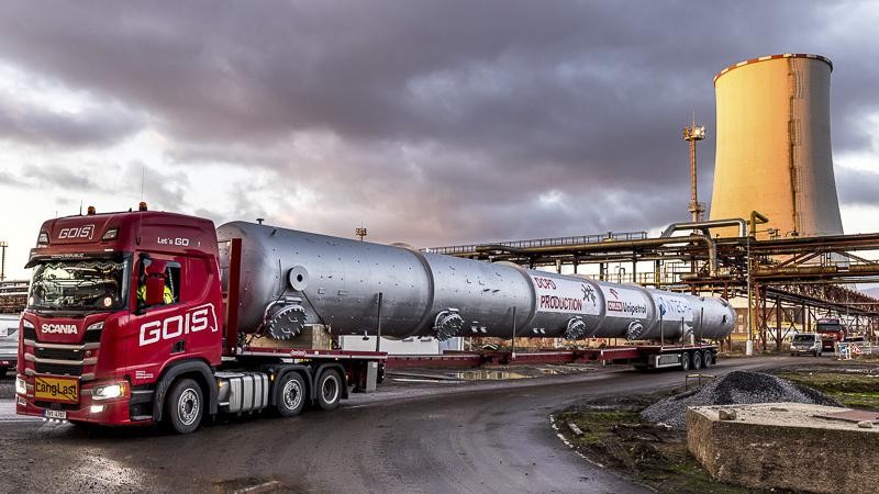 V litvínovské chemičce pokračují s výstavbou jednotky DCPD. Dorazila nejtěžší, 33tunová, destilační kolona dlouhá 34 metrů. Foto: ORLEN Unipetrol