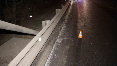 V zat&aacute;čce auto smetlo chodce a řidič pokračoval v j&iacute;zdě d&aacute;l. Policie ho hled&aacute; nebo svědky&nbsp;