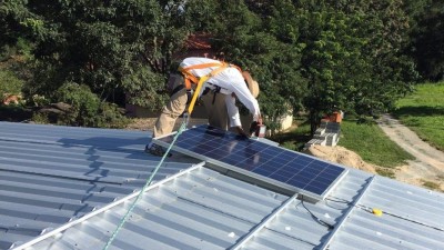 Chcete si pořídit fotovoltaiku? Tady je manuál proti nekalým praktikám při jejím nákupu