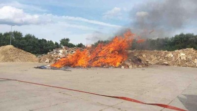 Obrazem: V Dražkovicích hořela skládka dřevěného odpadu