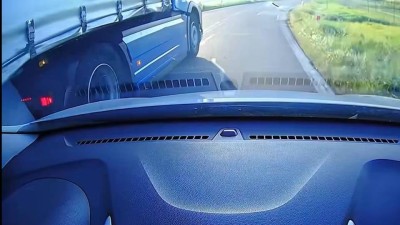 Stalo se u sousedů: Řidič maďarského kamionu téměř vytlačil řidiče osobního auta ze silnice, dvakrát