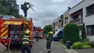 Střechu řadového domu v Pardubicích zachvátil oheň