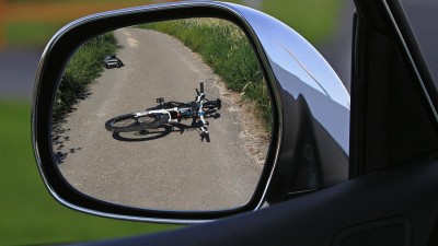 U Janova je znečištěná vozovka, v Městečku Trnávka se srazili na silnici cyklisté, došlo ke zranění